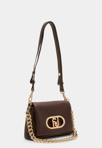 Borsa a tracolla in pelle marrone con chiusura a pattina, hardware dorato e tracolla a catena. Presenta un logo in rilievo sulla parte anteriore e una superficie testurizzata.