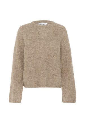 Brązowy, puszysty sweter wykonany z miękkiego materiału, z okrągłym dekoltem i długimi rękawami. Prosty, krótki fason bez widocznych wzorów ani akcentów.