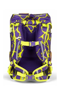 Sac à dos ergonomique violet et jaune à motifs avec dos en maille rembourrée, bretelles ajustables, boucle de poitrine et accents réfléchissants.