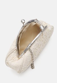 Kermainen virkattu clutch-laukku, jossa on hopeinen suukahva, ketjuhihna ja satiinivuori. Laukussa on kukkatekstuuri ja suorakulmainen muoto.