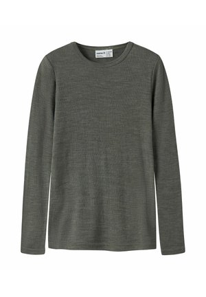 Langærmet olivengrøn ribstrikket trøje med rund halsudskæring, designet til børn.