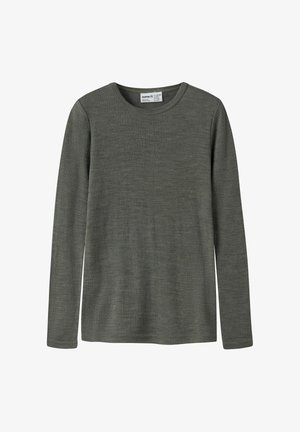 Langærmet olivengrøn ribstrikket trøje med rund halsudskæring, designet til børn.
