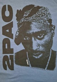 Tmavě modré bavlněné tričko s černým grafickým potiskem obličeje s bandanou, vedle kterého je umístěn výrazný nápis "2PAC".