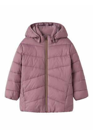 Veste matelassée mauve pour enfants avec capuche et fermeture éclair à l'avant, avec un matelassage diagonal et des manches longues.