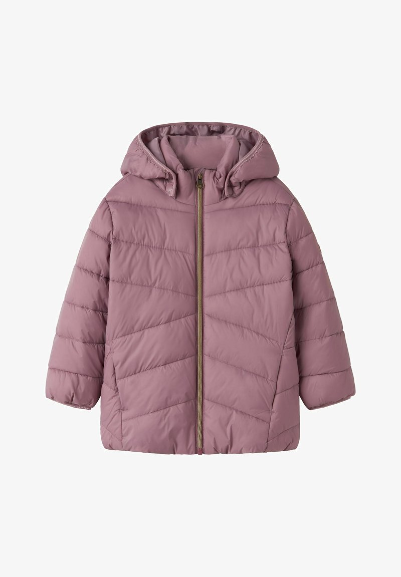 Veste matelassée mauve pour enfants avec capuche et fermeture éclair à l'avant, avec un matelassage diagonal et des manches longues.