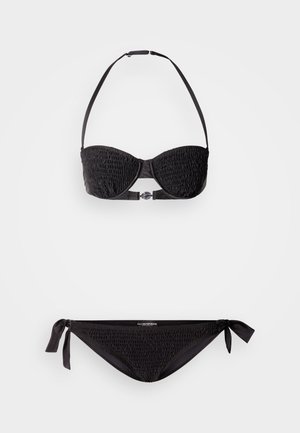 Crni bikini set s teksturiranim, naboranim bandeau gornjim dijelom s halter naramenicama i donjim dijelom s vezanjem sa strane. Jednostavan dizajn s minimalnim ukrasima.