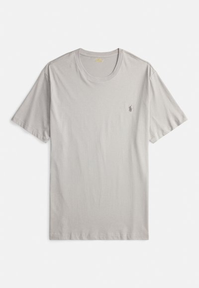 Γκρι κοντομάνικη μπλούζα από μαλακό βαμβάκι, με στρογγυλή λαιμόκοψη και μικρό κεντημένο λογότυπο στο αριστερό μέρος του στήθους.