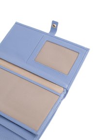 Lichtblauwe portemonnee gemaakt van gestructureerd leer, met een doorzichtige ID-venster en vakken met een beige voering. Drukknopen sluiting aan de bovenkant.