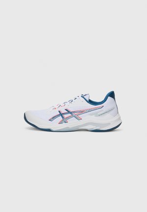Chaussure de sport blanche avec une tige en mesh, accents bleus et détails rouges. Elle possède une semelle rembourrée et un design lisse et épuré.