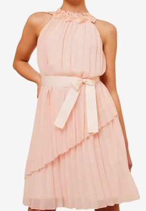 Faltenhalterkleid in Hellrosa mit einem dekorativen Spitzenrand und einem in Schleife gebundenen Gürtel in der Taille, das ein gestuftes Design aufweist.