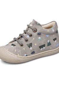 Baskets montantes en daim gris avec une semelle en caoutchouc texturé, arborant un motif multicolore de montagnes et de nuages. Comprend des œillets en métal et des lacets.