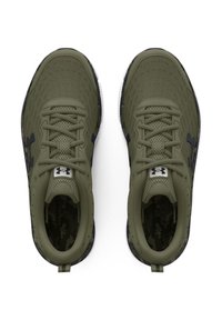 Scarpe da ginnastica verde oliva con tomaia in rete traspirante, design con lacci e dettagli scuri. Presentano una suola testurizzata e un interno con motivo camouflage.