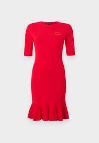 Κόκκινο εφαρμοστό φόρεμα με μανίκια ως τον αγκώνα, στρογγυλή λαιμόκοψη, μικρό κεντημένο λογότυπο στο στήθος και φλούνται λεπτομέρεια στο τελείωμα.