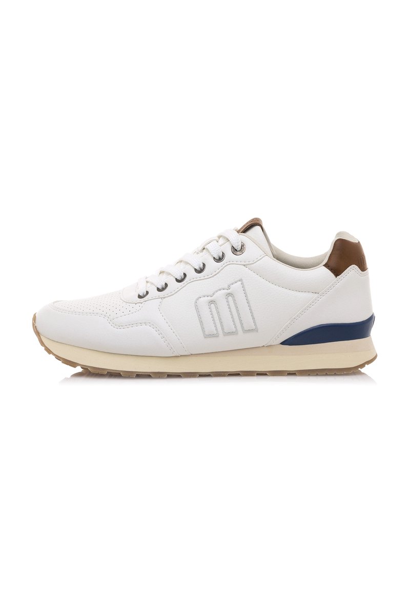 Zapatilla blanca de cuero con acabado texturizado, puntera redonda y acento de cuero marrón en el talón. Presenta cordones blancos y una franja lateral en azul marino.