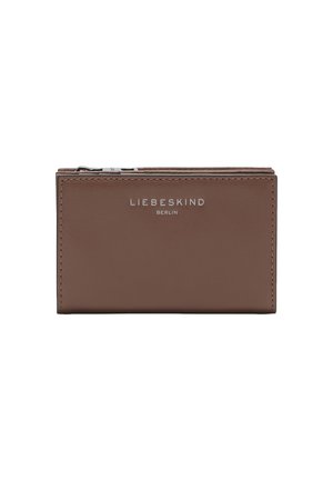 Portafoglio in pelle marrone con una texture liscia, dotato di un logo argento "LIEBESKIND BERLIN" sul davanti e una chiusura con zip.