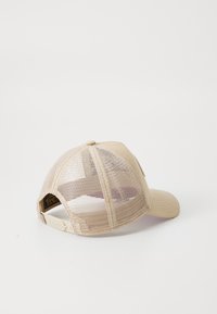 Casquette de baseball beige avec dos en filet, visière courbée et bandeau réglable. Détails de couture notables et un bouton sur le dessus.