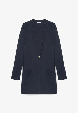 Marineblauer Cardigan mit offenem Frontverschluss, zwei vorderen Taschen, langen Ärmeln und einem einzelnen goldenen Knopf. Weicher Stoff mit glatter Textur.