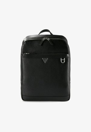 Zwarte rugzak van getextureerd leer met voorvak met ritssluiting, dubbele bovenritsen, klein handvat en metalen Guess-logo aan de voorkant.