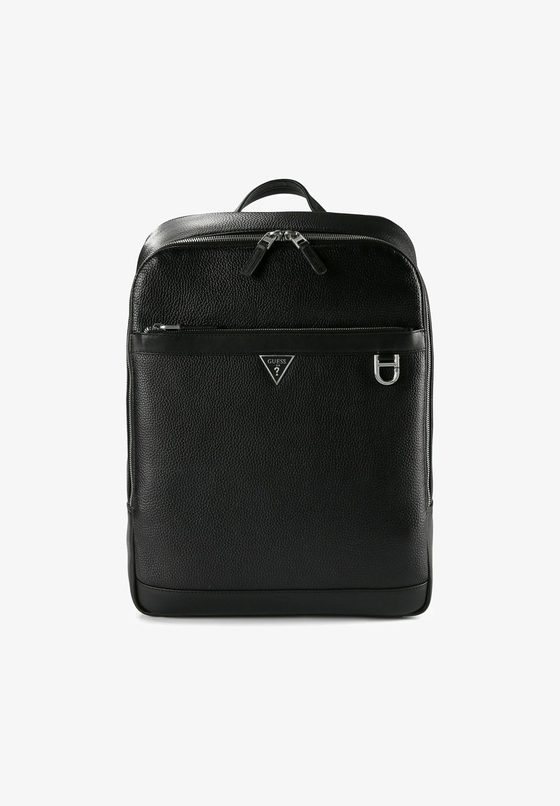Zwarte rugzak van getextureerd leer met voorvak met ritssluiting, dubbele bovenritsen, klein handvat en metalen Guess-logo aan de voorkant.