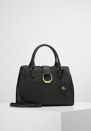 Sac à main en cuir noir avec deux poignées, détail boucle dorée, bandoulière amovible et petite étiquette avec logo RLL sur surface blanche.