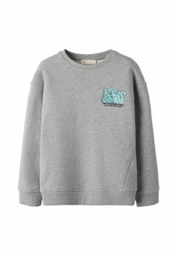 Sudadera gris hecha de tela suave, con cuello redondo, hombros caídos y texto bordado en azul claro en el pecho.