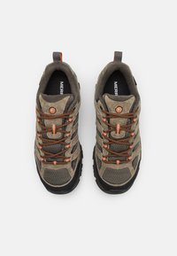 Chaussures de randonnée marron et noires avec une tige en daim texturé et en mesh, lacets oranges et un embout renforcé. Logo visible sur la languette.