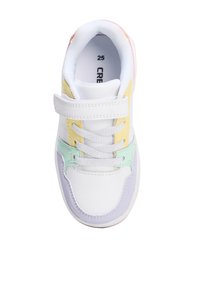 Sneaker bianca con accenti multicolori in giallo, verde menta e viola. Presenta una chiusura con velcro e lacci. Taglia 25.