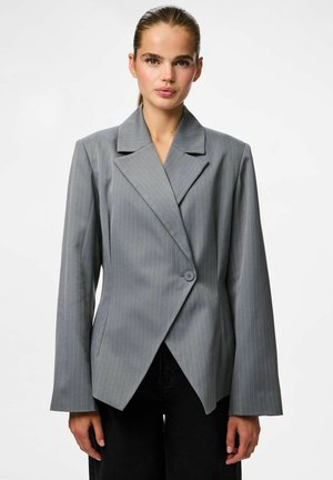 Grå rutiga blazer med spetsig krage, långa ärmar, en knappstängning och asymmetrisk nederdel. Slät tygstruktur.