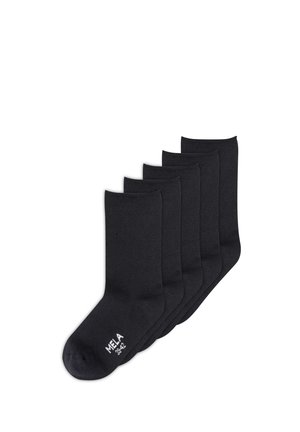 Cinq paires de chaussettes basses unies noires empilées proprement avec le texte blanc "MELA 39-42" sur la zone des orteils de la paire avant.