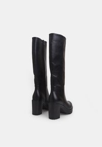 Botas negras hasta la rodilla hechas de cuero liso, con tacón grueso, cremallera lateral y diseño minimalista sin marcas visibles.