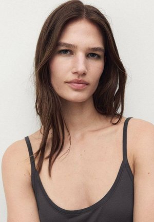 Top cami grigio scuro con spalline sottili, texture liscia, design minimale e scollo rotondo. Tonalità della pelle visibile nella zona delle spalle.