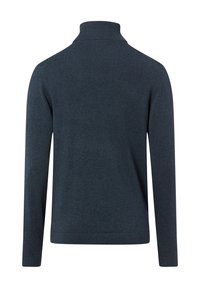 Ciemnogranatowy sweter z dzianiny, z wysokim półgolfem, wykonany z miękkiego, dzianinowego materiału. Posiada ściągacze na mankietach i krawędzi, gładką fakturę bez wzorów.