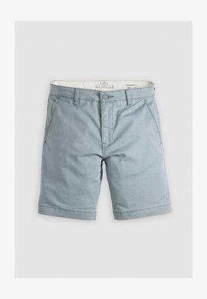 Pantalones cortos de chino azul claro hechos de algodón con un ajuste estándar, que cuentan con bolsillos frontales, un cierre de botón y bordes doblados.