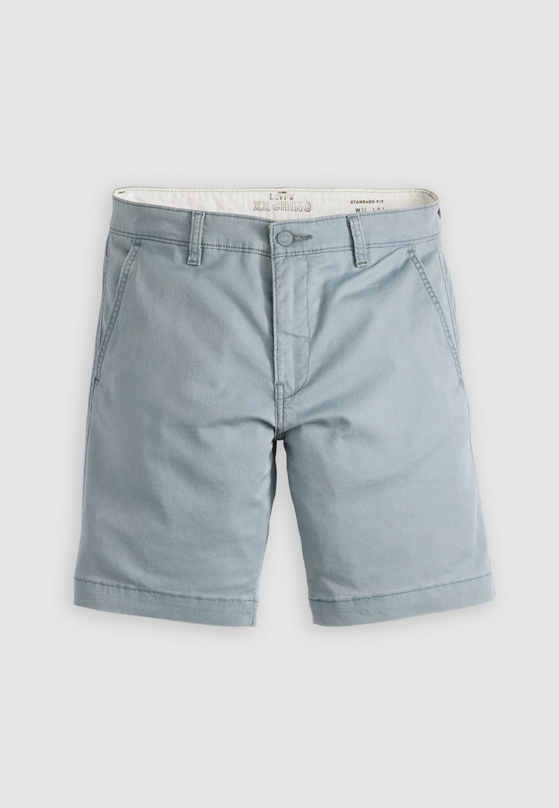 Chino shorts bleu clair en coton avec une coupe standard, comprenant des poches avant, un système de fermeture à bouton et des bords ourlés.