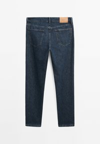 Mörkblå denimjeans, rak bendesign, bakvy, med två fickor i lappar och en läderlogotyp vid midjan.