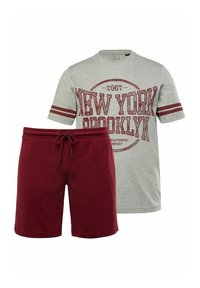Szary t-shirt krótki rękaw z grafiką "Nowy Jork Brooklyn" oraz burgundowe szorty z elastyczną talią i sznurkiem.