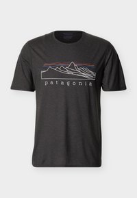 Σκούρο γκρι κοντομάνικη μπλούζα με πολύχρωμο γραφικό γραμμή βουνού και κείμενο "patagonia" στο κέντρο μπροστά.