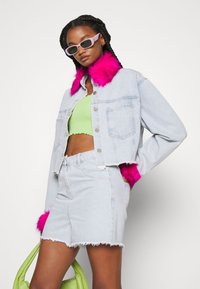 Vintage Supply RAW HEM - Calções de ganga - light wash