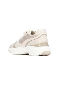 Zapatillas beige con parte superior de malla texturizada y ante, media suela blanca en contraste y acento brillante en el tacón. Forma redondeada, diseño con cordones.