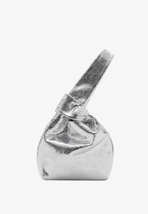Silberne Metallic-Handtasche mit breitem Riemen und einem gerafften Knoten-Detail vorne vor weißem Hintergrund.