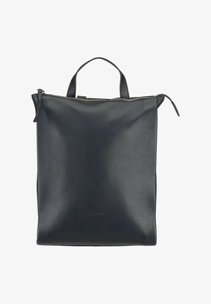 Bolso tote cuadrado de cuero negro con asa superior y cierre de cremallera, textura suave, diseño minimalista.