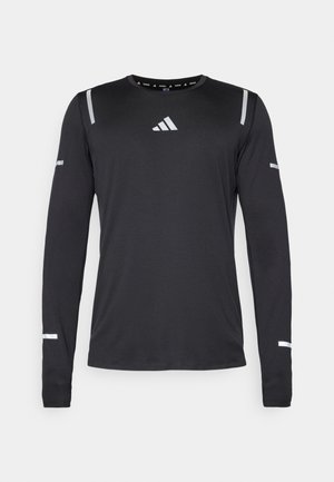 Maglia sportiva a maniche lunghe in tessuto nero, dotata di accenti riflettenti argento sulle spalle e sulle maniche, colletto rotondo con leggera textura.