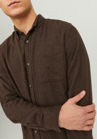 Jack & Jones JJECLASSIC MELANGE LS SN - Pluus - seal brown