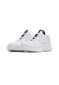 Baskets blanches de sport avec une tige en maille, des accents navy et une semelle en caoutchouc texturée. Comprend un col rembourré et un système de laçage.