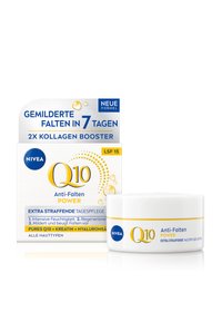 NIVEA Q10 Anti-Falten Power Feuchtigkeitscreme in einem runden weißen Glas mit gelben Akzenten, neben einer rechteckigen Schachtel mit blauer und goldener Schrift platziert.