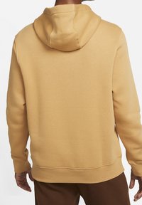 Khaki mikina s kapucí na šňůrku, žebrovanými manžetami a spodní části, měkkou texturou a bez viditelných grafik nebo vzorů, pohled ze zad.