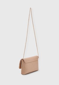 Tan faux leather crossbody-laukku, jossa on ketjusanka, suorakulmainen muoto, läppäkiinnitys ja sileä pinta.