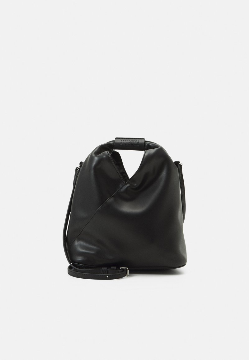 Borsa nera in pelle morbida con un design unico e attorcigliato. Presenta una maniglia corta e una tracolla removibile. Stile minimalista.