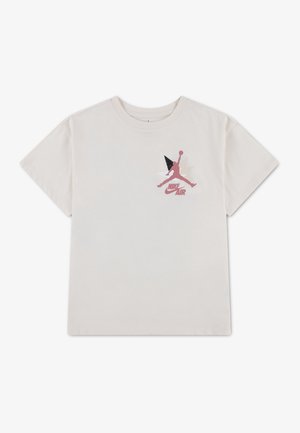 Wit T-shirt met korte mouwen met een rood Nike Air en Jumpman logo op de linkerborst, versierd met geometrische vormen.