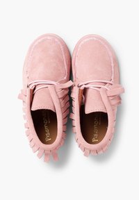 Rosa Wildleder-Mokassinschuhe mit fransigen Akzenten, runden Zehen und Schnürverschluss. Das Innere verfügt über ein eingeprägtes Markenlogo.